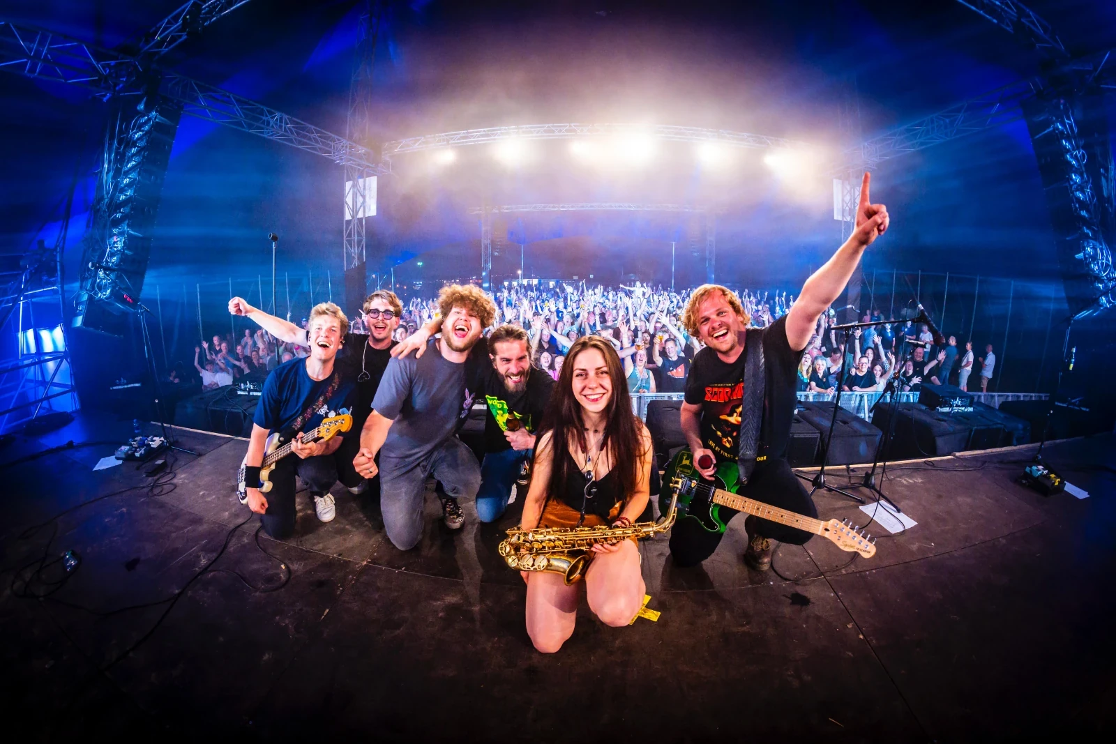 Woodpeckers en feestend publiek na een optreden