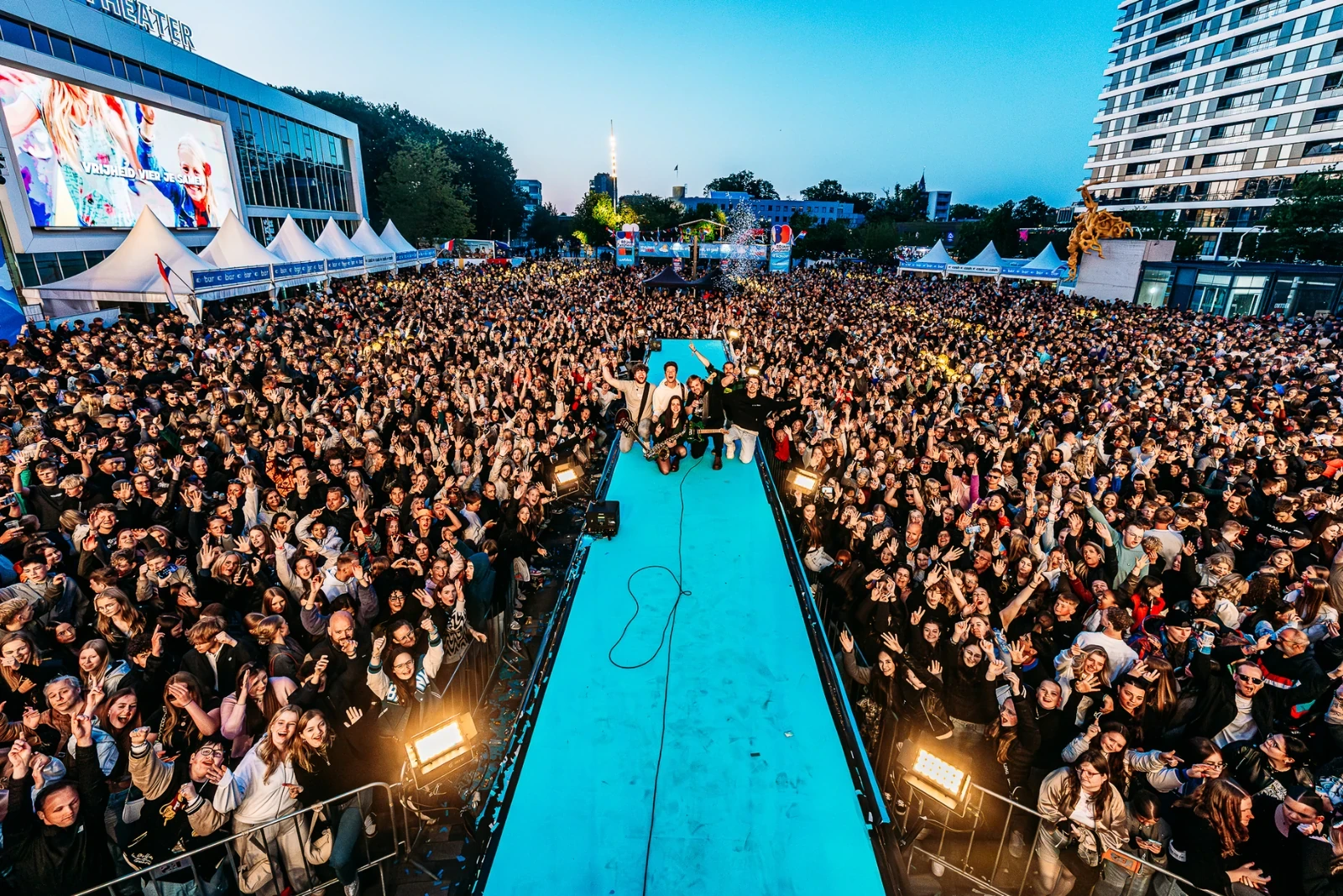 Woodpeckers tijdens een liveoptreden op een festivalpodium