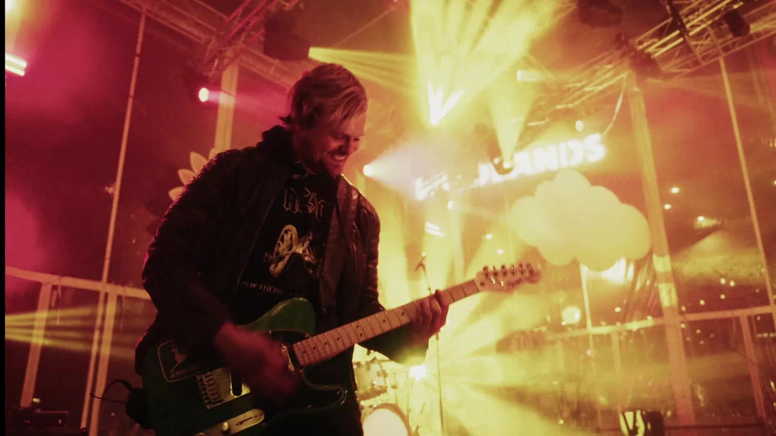 Gitarist van Woodpeckers in het podiumlicht